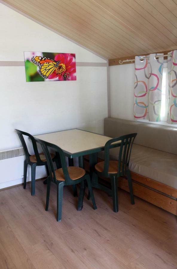 Camping Des Papillons Lalizolle Exterior photo